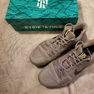 !!!!!!!! SOLD!!!!!!!!Kyrie 3 cool grey
